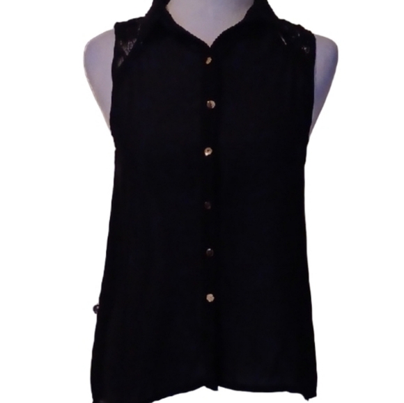 🍭🌺Black Sleeveless Button-Up Top - Picture 2 of 9